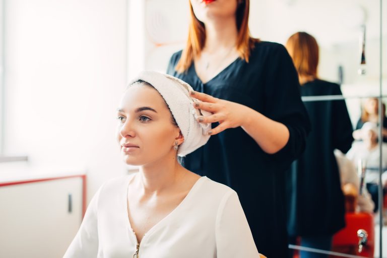 Cheveux : combien de temps faut-il attendre après une coloration au